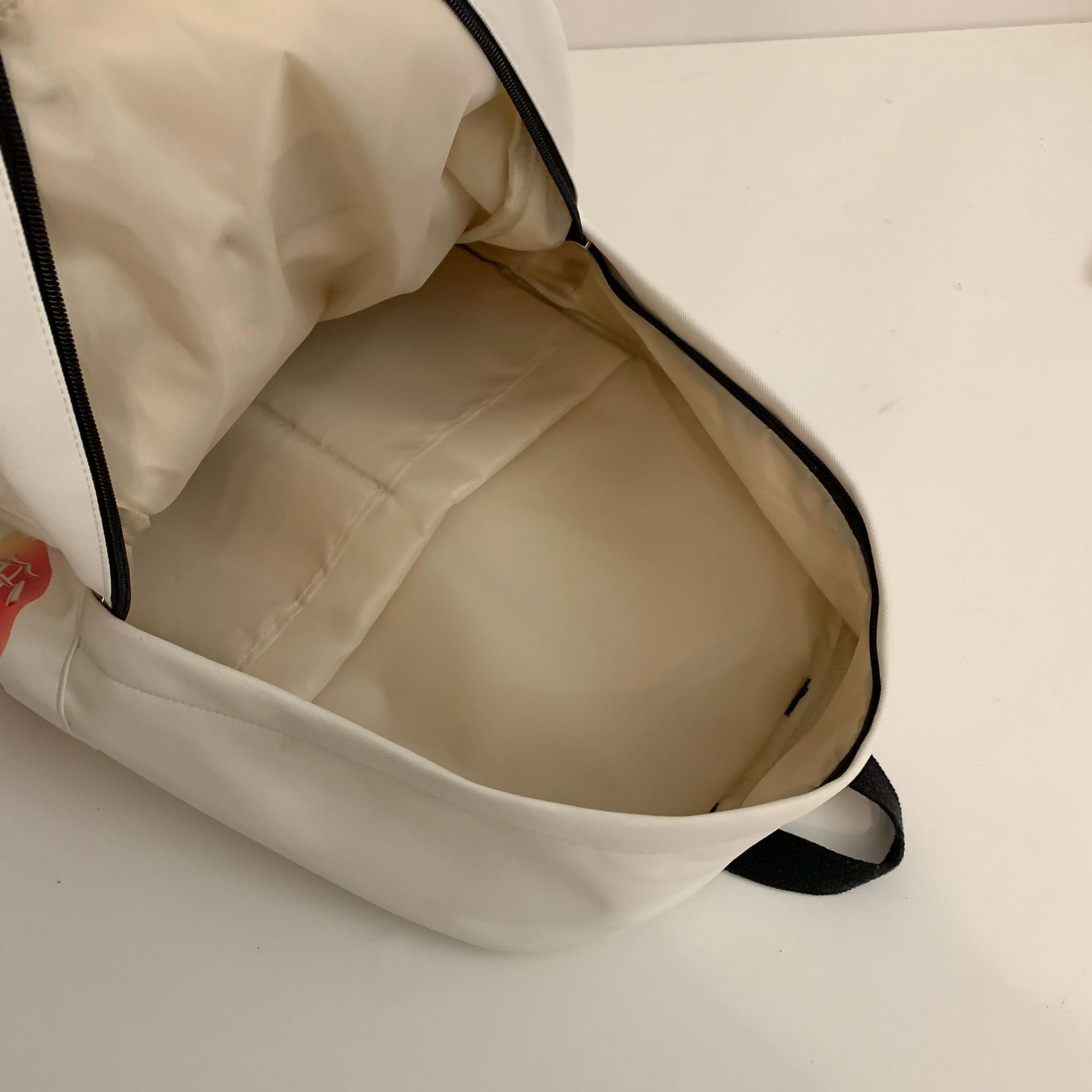 New Korean-style Instagram painted graffiti schoolbag for girls, a fresh and simple school-style backpack for primary school students Application Scenario