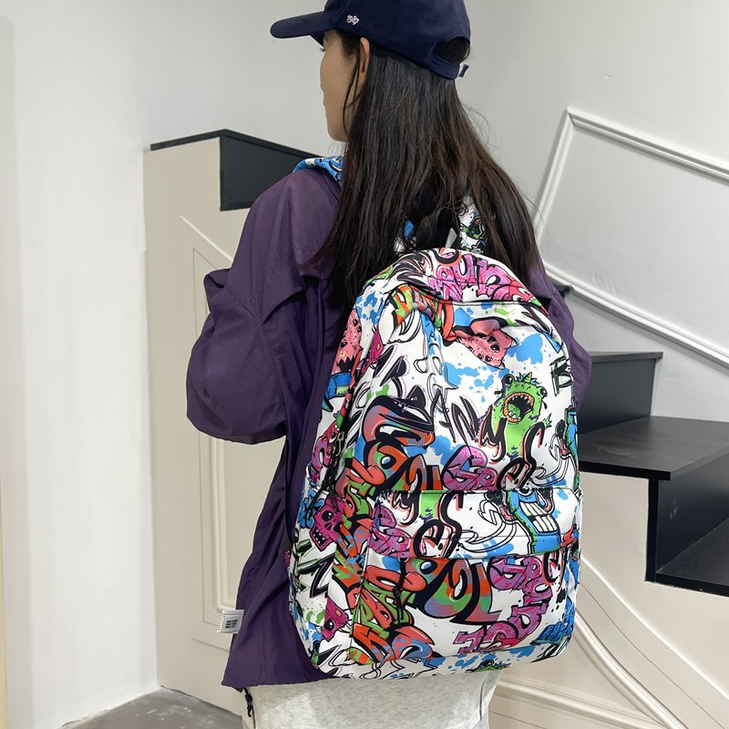 A new high-appearance-level personalized graffiti cool backpack from the Korean version of insi, a color-blocking backpack for junior and senior high school students full figure