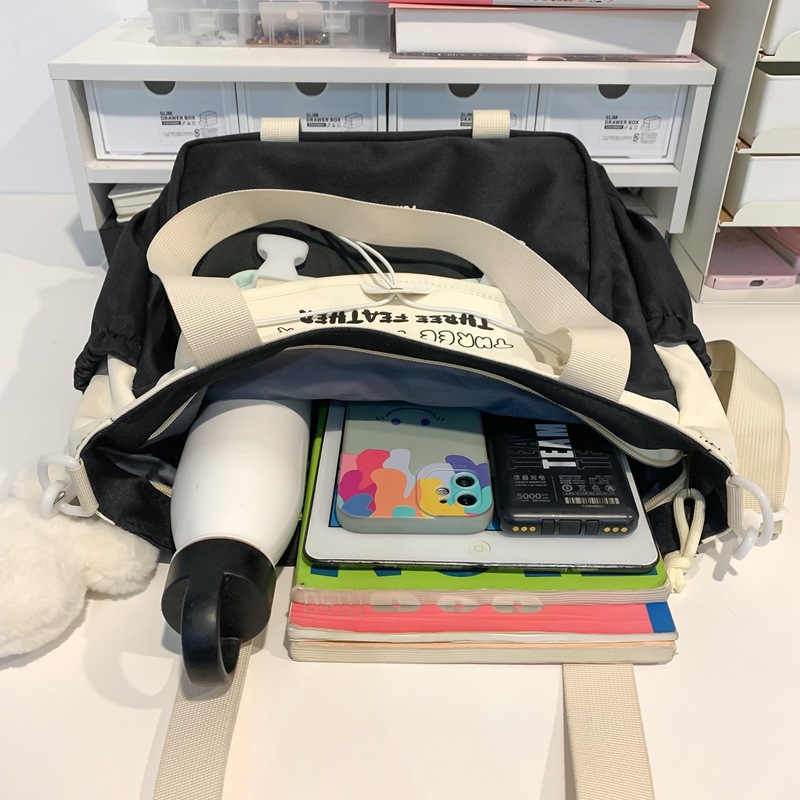 Student's simple tutorial bag, Japanese-style fresh and clean flip cover square pocket, commuting single-shoulder bag, color-blocking class crossbody bag Application Scenario