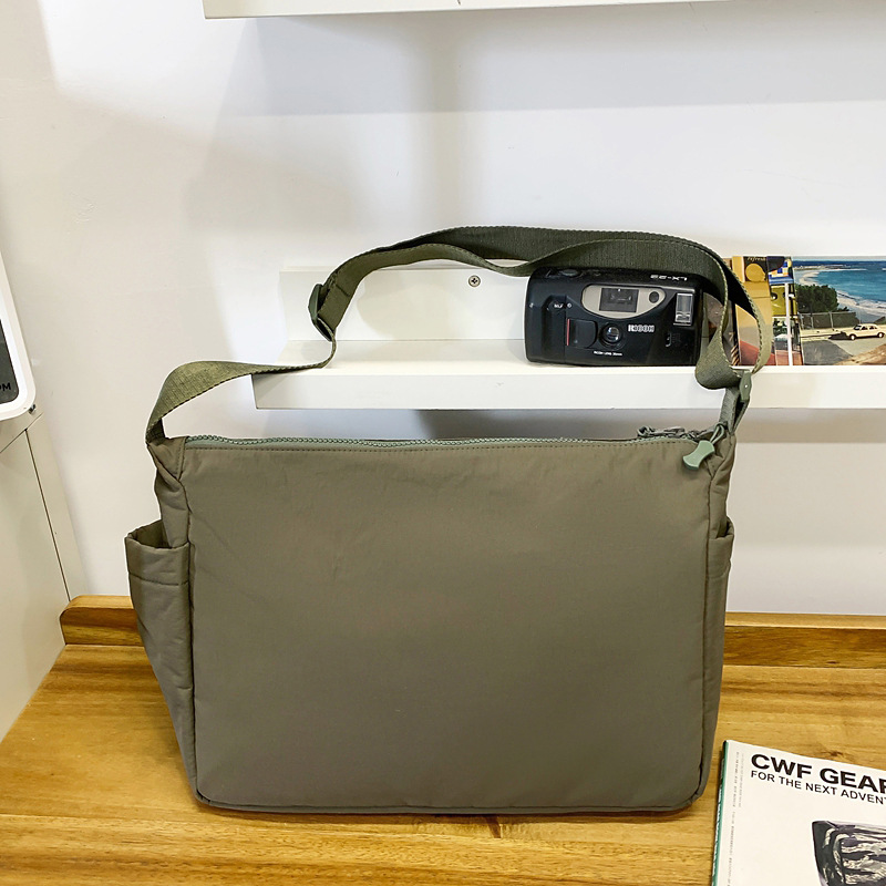 Single-shoulder bag for men and women, Japanese-style casual large-capacity men's crossbody bag, sports commuting backpack, portable messenger bag for going out Specification drawing