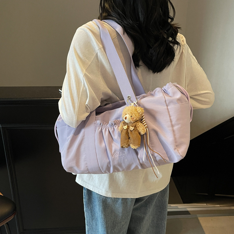 This is a female summer pleated college student artistic crossbody bag with a large capacity and Korean style. It is a versatile tote bag for commuting details Picture