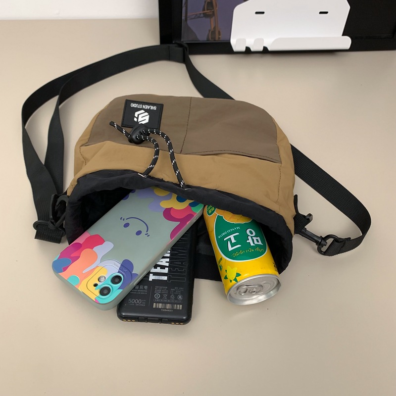 A new Korean-style Instagram streetwear bag with a high level of appearance and a cool drawstring opening. It is a casual, simple and lightweight travel crossbody bag Application Scenario