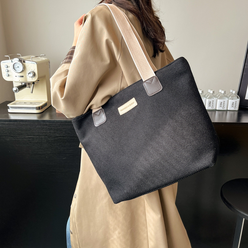 The new autumn and winter tote bag is a versatile, fashionable and casual handbag with a large capacity and a laid-back Korean-style single-shoulder bag for women details Picture