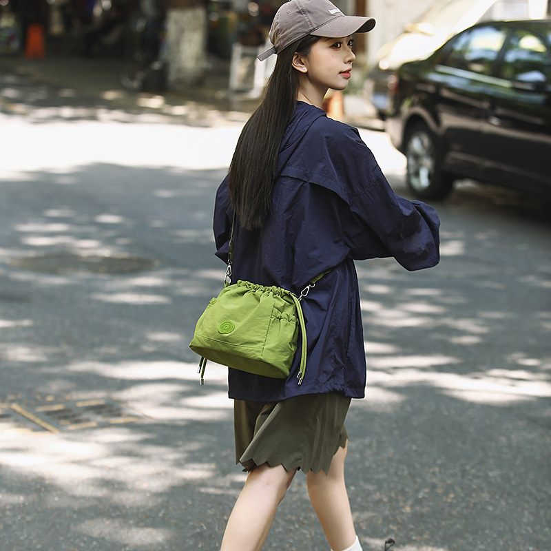 Crossbody bag 2025 new style bucket bag Oxford canvas high-end commuter single-shoulder bag, simple and fashionable small bag for going out details Picture