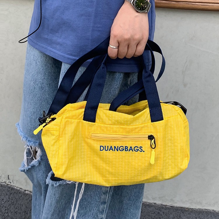 A new high-appeal letter-style white portable and lightweight commuter outdoor climbing small crossbody bag for women's casual and simple crossbody full figure