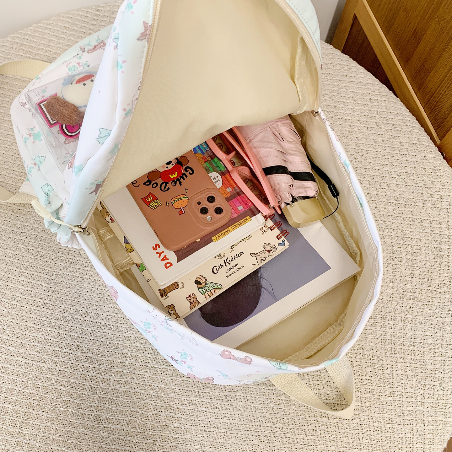 A new high-appeal, fresh and cute printed backpack for junior and senior high school students. It is a casual, simple, lightweight and versatile backpack for commuting Application Scenario