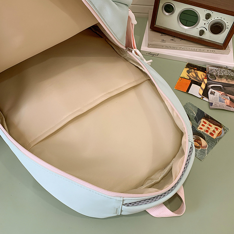 This is a lightweight, color-blocking backpack for girls in grades three to six. It has a large capacity and a high level of appearance. It is a versatile backpack for girls Application Scenario