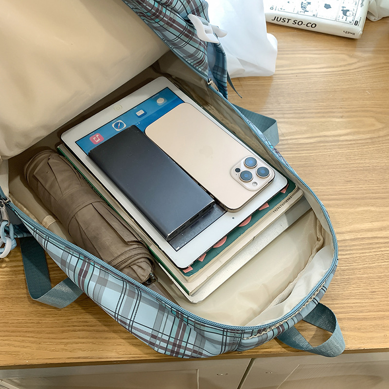 New high-end retro checkered schoolbag for women, casual, simple, lightweight, versatile for commuting, fashionable and large-capacity backpack Application Scenario