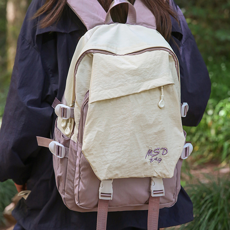 A new high-appearance-level, fresh and sweet backpack from Forest-themed ins, featuring a color-blocking, lightweight and large-capacity backpack for mountain climbing and travel full figure