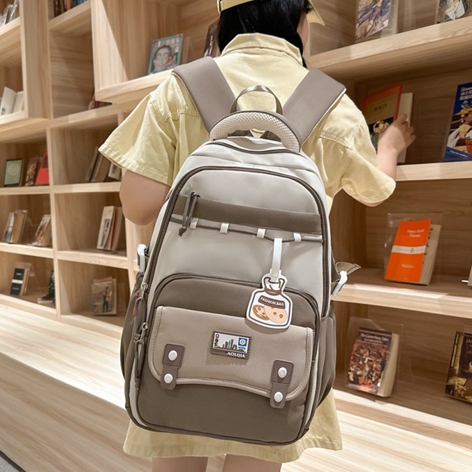 This Japanese-style Instagram cute girl's school backpack is versatile, with a large capacity and contrasting colors. It's a backpack for primary and secondary school students with a high level of appearance details Picture