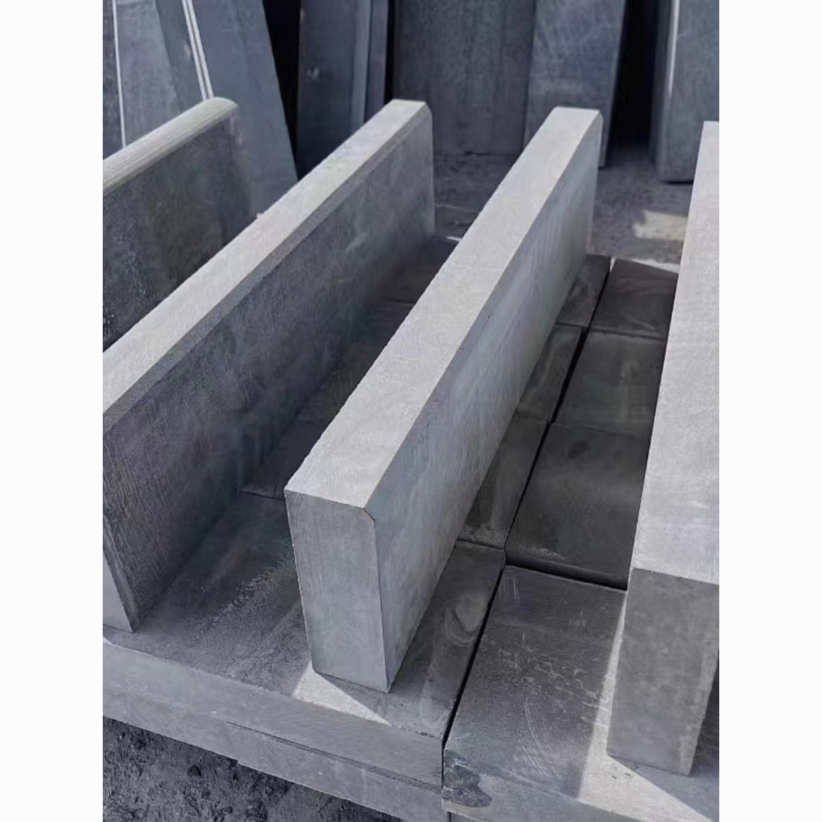 Natural bluestone curb stones, garden courtyard flower beds, edge stones, vegetable plots, vegetable gardens, retaining stones, roadside mud barriers, and stone slabs Specification drawing