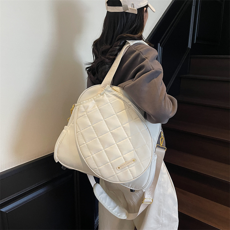 A new high-capacity solid-color tote bag in Korean style, featuring a high-end, casual, simple and lightweight design. It is a fashionable and versatile crossbody bag for commuting full figure