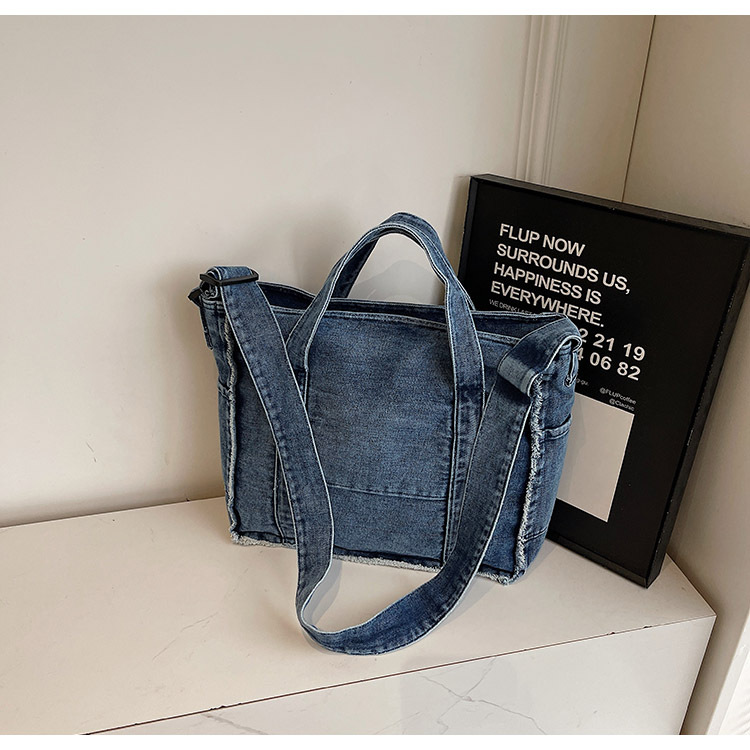 Spring 2025 new vintage denim bag with large capacity, a female Harajuku style college student tote bag Application Scenario