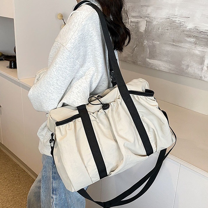 The 2024 new large-capacity women's fashionable casual single-shoulder travel bag is versatile and has a high-end texture. It is a hand-held tote bag full figure