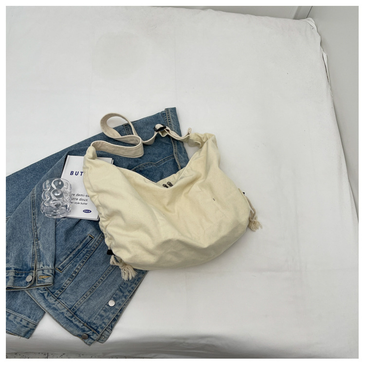 This crossbody bag is a dual-purpose bag for female college students' classes. It features an ins style, a large capacity solid color canvas commuting single-shoulder bag from Japan and South Korea Specification drawing