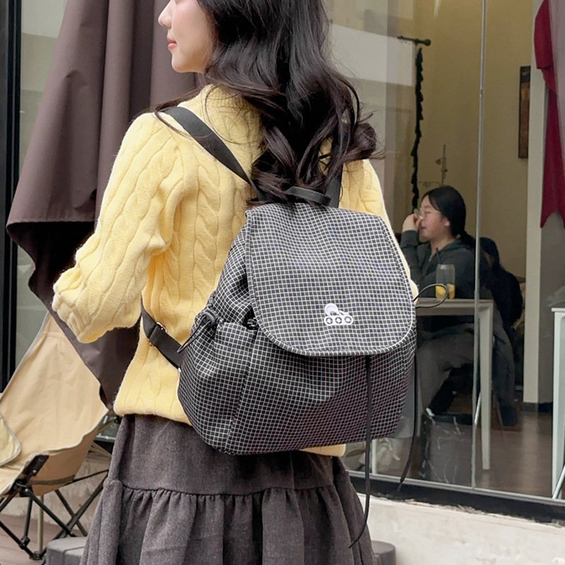 A new Korean-style fashionable checkered retro backpack, a laid-back commuting schoolbag, a versatile and lightweight single-shoulder bag for casual outings full figure