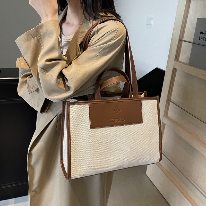 Large-capacity casual canvas bag for women, 2024 new style fashionable hand-held commuting bag, simple and versatile office tote bag full figure