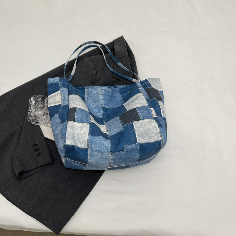 A large-capacity women's 2024 new fashion denim checkered laid-back style single-shoulder commuter tote bag Specification drawing
