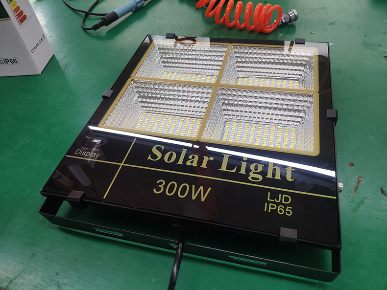太阳能灯led室外太阳能投光灯100w庭院灯花园家用感应户外照明灯详情2