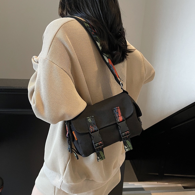 Japanese-style Instagram casual single-shoulder canvas bag for women, 2025 new trendy and versatile crossbody bag, a lightweight travel small bag details Picture
