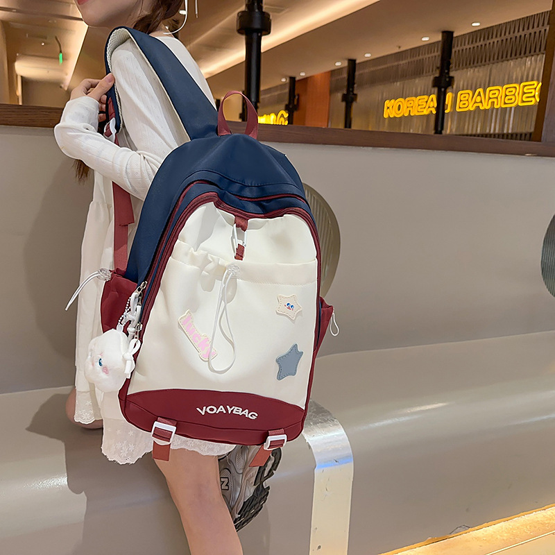 A new high-appeal, niche design with a fresh and contrasting color campus backpack, a lightweight and large-capacity backpack for junior and senior high school students full figure