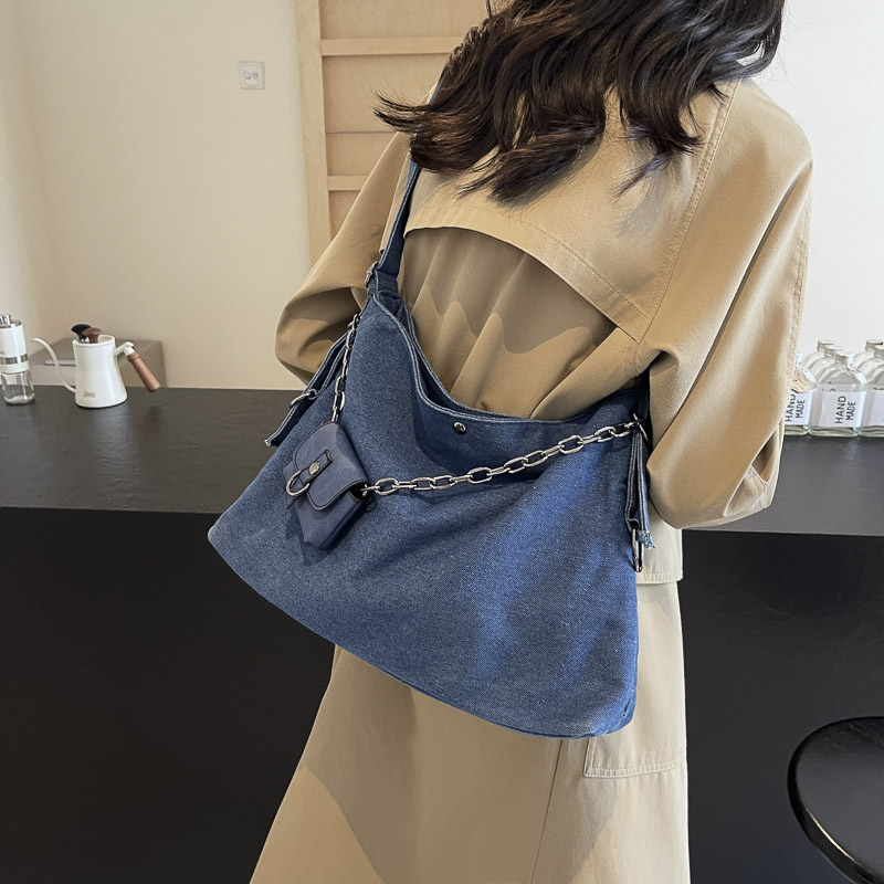 A niche design Harajuku style large-capacity casual retro denim underarm bag for women, 2024 new commuter tote bag for women details Picture