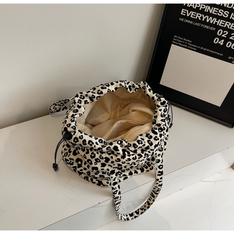 Simple leopard print drawstring crossbody bucket bag 2025 new style fashionable and casual single-shoulder bag, lightweight and large-capacity women's bag Specification drawing