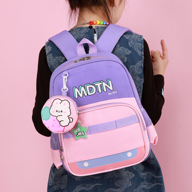 A new cartoon, sweet and cute, casual, simple and lightweight commuting backpack for girls in grades 3 to 6 full figure