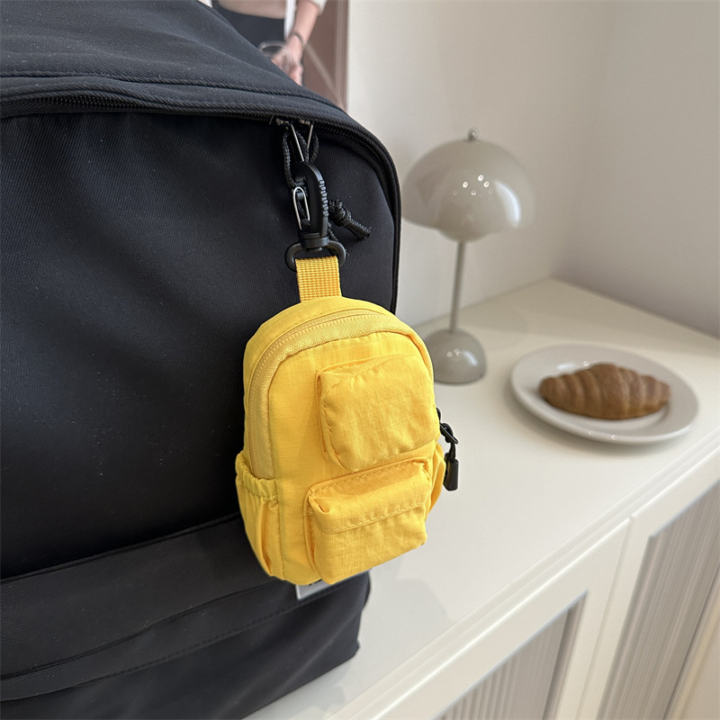 The 2025 new stylish, casual, versatile travel and sports solid color nylon hand-carry and crossbody simple phone bag will charm you details Picture