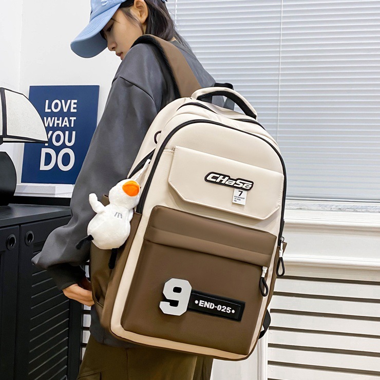A large-capacity, trendy and casual backpack for college students, a Korean-style college student, and a versatile backpack for teenagers full figure