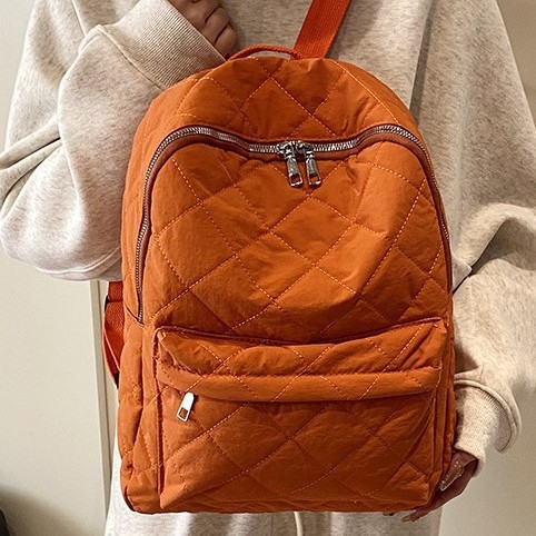 A versatile and casual backpack with a unique foreign trade diamond-patterned embroidery thread. It is a large-capacity, fashionable and casual commuting bag for college students full figure