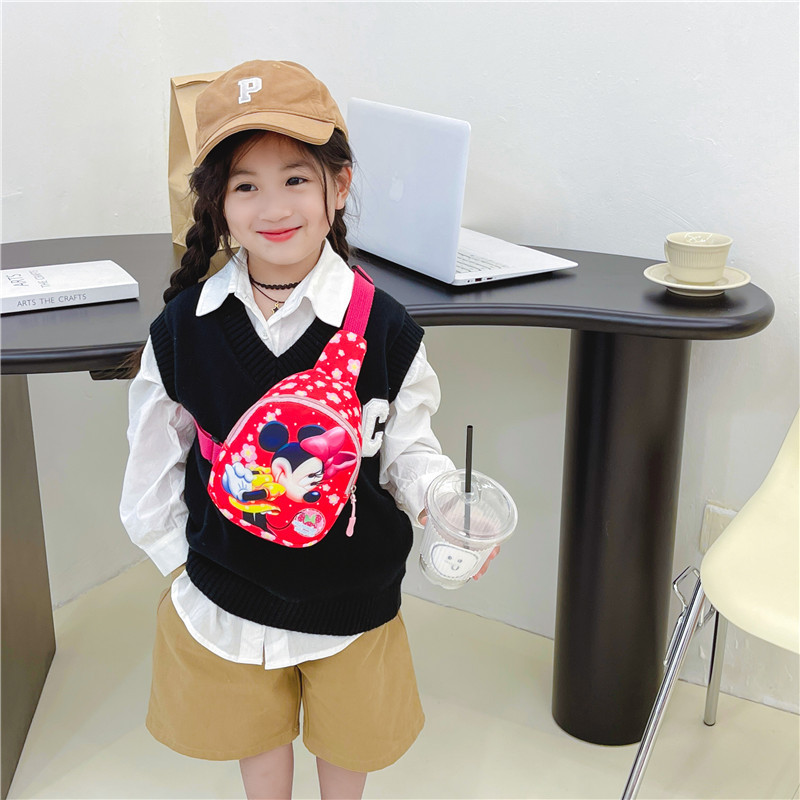 Cartoon children's bag, cute little chest bag for girls, new Instagram backpack for boys and girls in 2023, fashionable and versatile crossbody bag Application Scenario