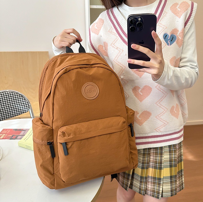 Japanese-style schoolbags for female college students, with a niche design sense, simple and lightweight, large-capacity travel backpack, and high school students' backpacks full figure