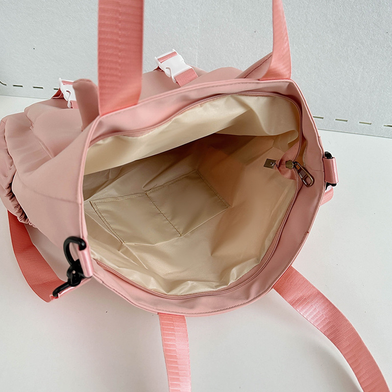 Cartoon-printed high-appearance-level crossbody bag for women, simple new ins handbag, cute and lightweight after-school bag for primary school students Application Scenario