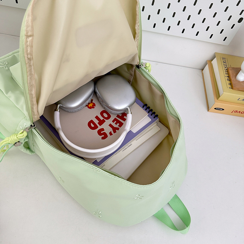 A new high-appearance-level Japanese-style ins fresh, sweet and cute backpack for junior and senior high school students, which is light and simple Application Scenario