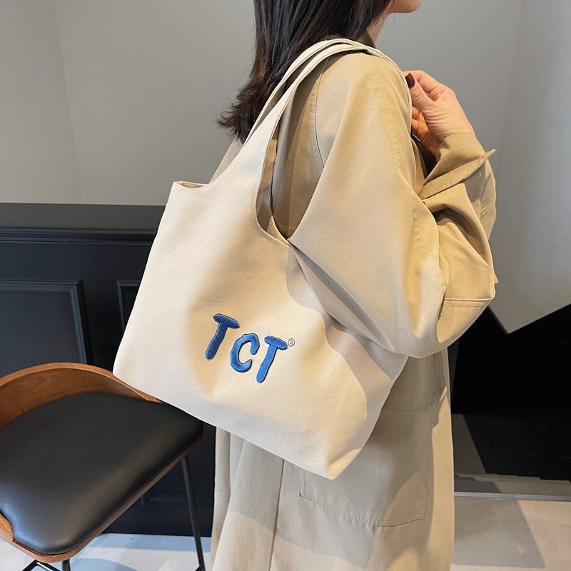 A large-capacity female 2025 new style personalized casual and versatile Korean-style fashionable college student commuting underarm tote bag full figure