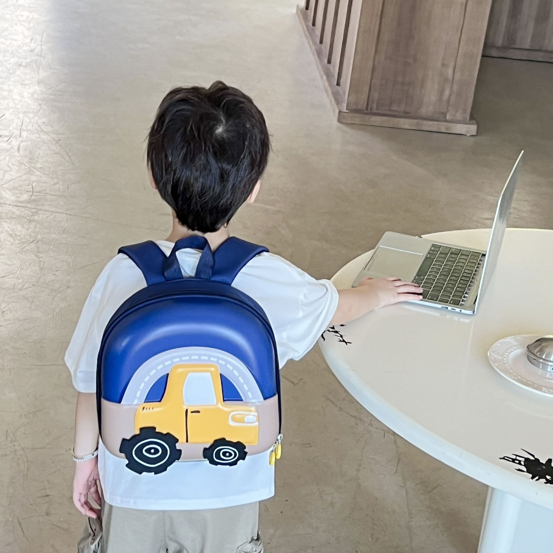 Cross-border kindergarten three-dimensional children's schoolbag, light and cute cartoon girl and baby, double-shoulder eggshell boy and girl backpack details Picture