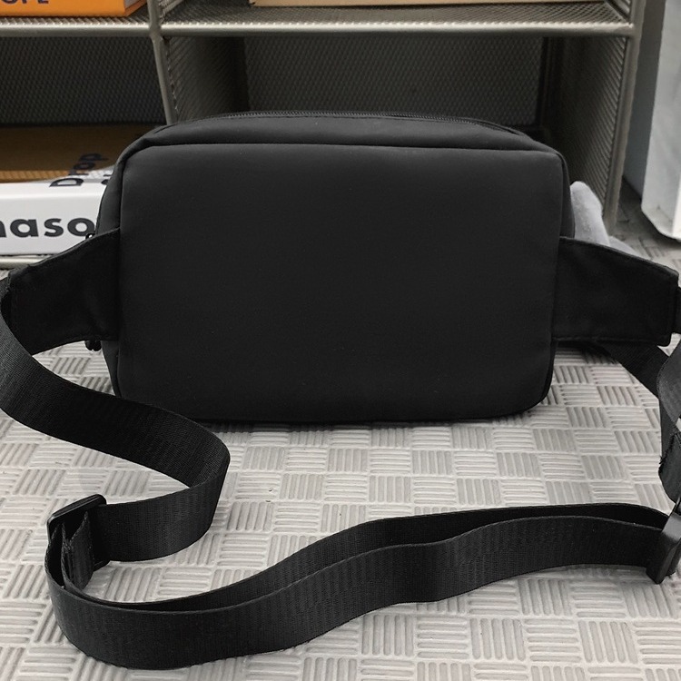 The new workwear-style mobile phone bag, a trendy crossbody bag for both men and women, is unique and cool. It is a versatile single-shoulder bag for outdoor sports Specification drawing