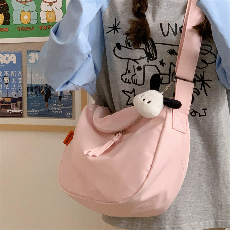 A Japanese InS-style casual and versatile crossbody bag for female college students commuting to class in a simple and artistic solid color tote bag details Picture