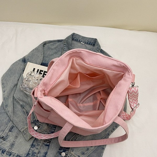 2025 Niche retro, simple and high-end single-shoulder bag, daily fashion, versatile commuting handbag, casual tote bag Application Scenario
