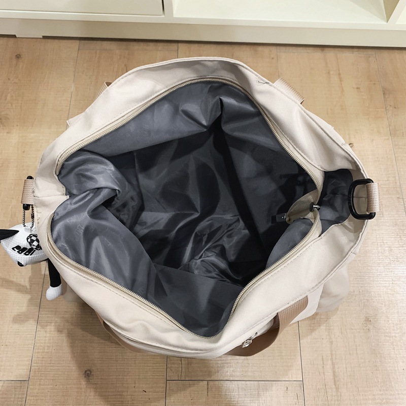 Large-capacity crossbody bag for men, Korean-style trendy couple tote bag, Japanese-style Harajuku messenger bag, casual and sporty single-shoulder bag Application Scenario