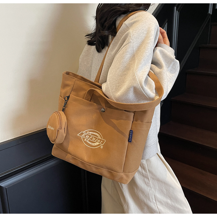 The 2025 new casual large-capacity tote bag is a simple and versatile single-shoulder bag for commuting and for college students attending classes full figure