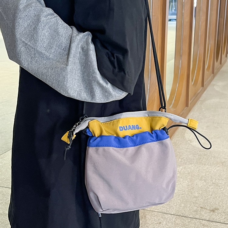 A new mini drawstring crossbody bag with a high aesthetic level, suitable for women's casual, simple and lightweight commuting, outdoor sports and travel details Picture