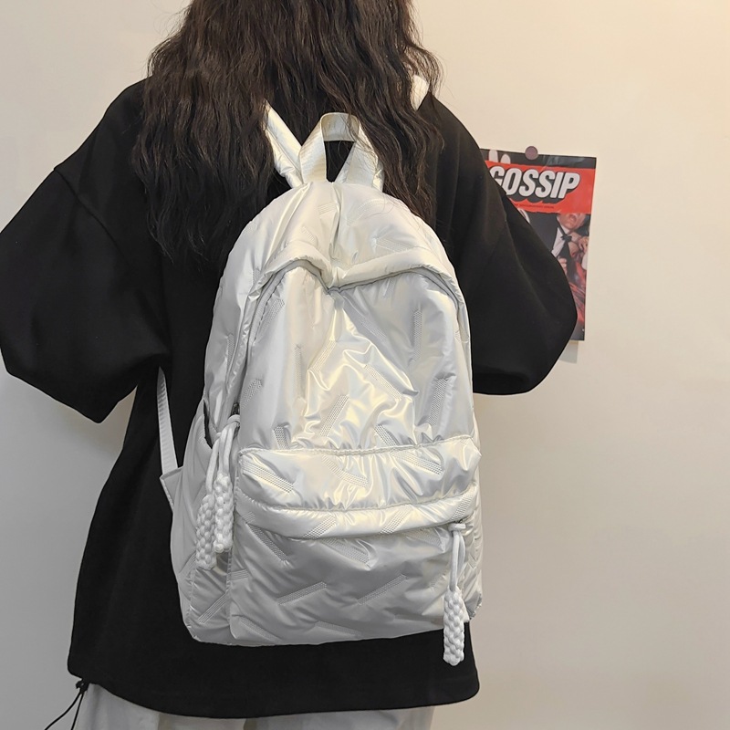 The 2025 new travel backpack with a high aesthetic level, simple and stylish, casual schoolbag, large capacity, versatile and niche backpack full figure