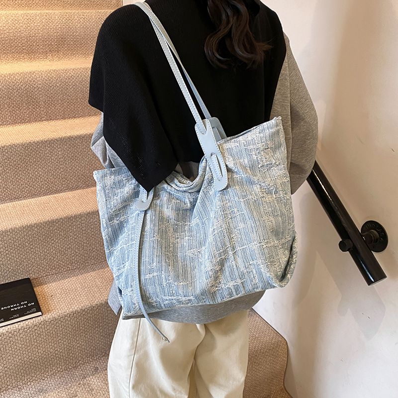A stylish denim commuter bag for women 2024 new autumn and winter, a versatile single-shoulder bag with a large capacity tote bag details Picture