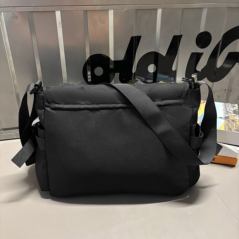 The new high-appeartion-level workwear style is cool and simple. The messenger bag is lightweight and has a large capacity crossbody bag for catching up on classes and going to work Specification drawing