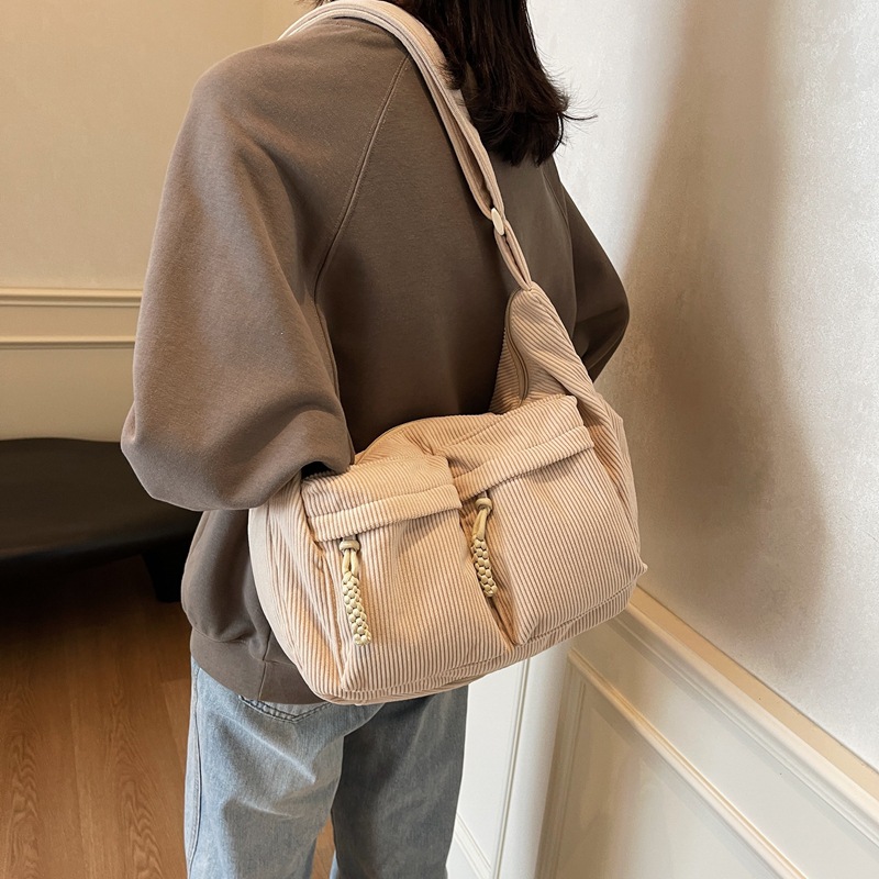 Fashionable large-capacity tote bag, niche design handbag, simple and versatile shoulder bag, crossbody bag for work and commuting, women full figure