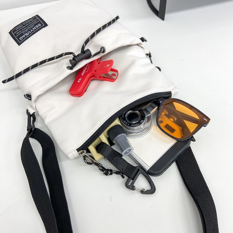 A new Korean version of a stylish small crossbody bag for men and women, casual and simple outdoor sports, lightweight and portable, mountaineering crossbody bag Application Scenario