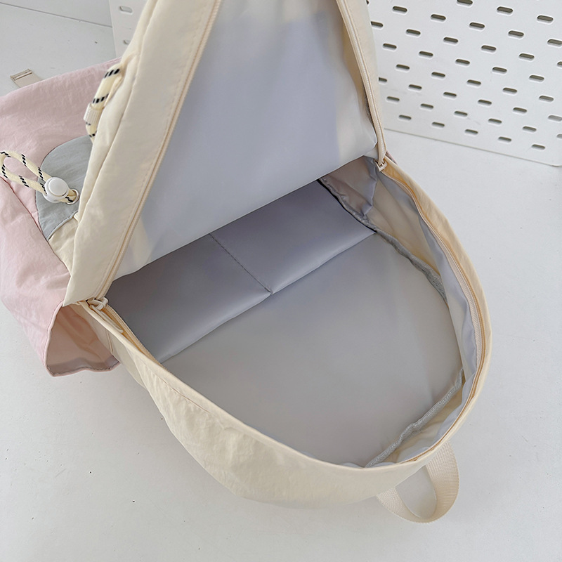 Lightweight, color-blocked backpacks for sports, large-capacity outdoor casual hiking bags, and simple schoolbags for college students' hiking trips Application Scenario