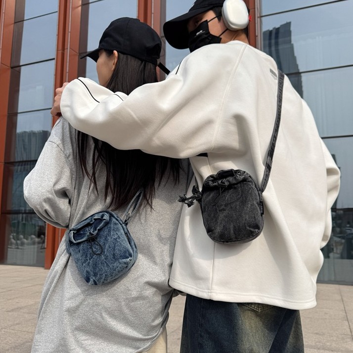 Cool couple street style phone bag, Japanese crossbody bag, 2025 new style, versatile outdoor sports and commuting single-shoulder small bag details Picture